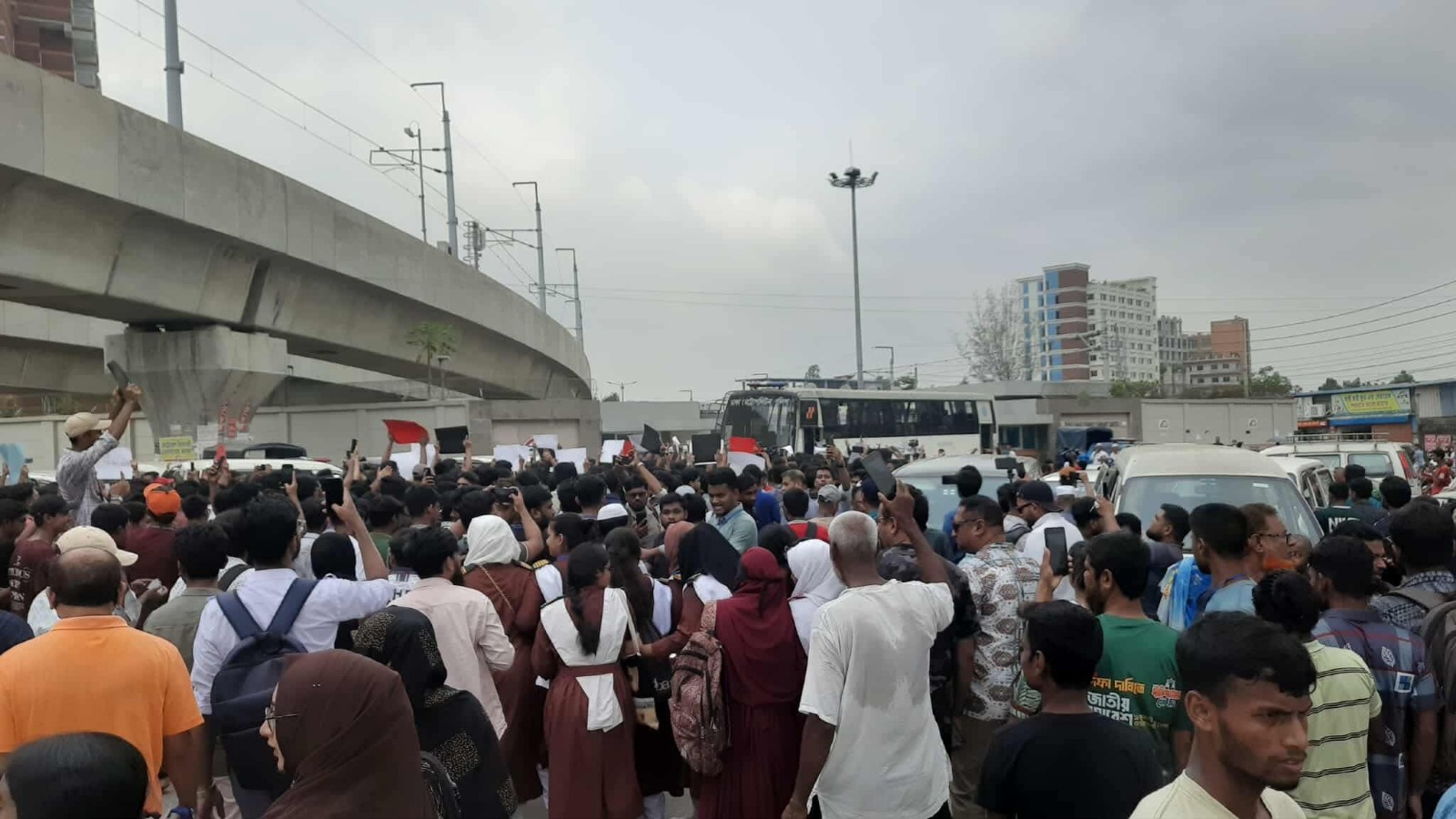 শিক্ষার্থীদের ৬ দফা দাবি মেনে নিলেও এখনো অবরুদ্ধ দুই উপদেষ্টা