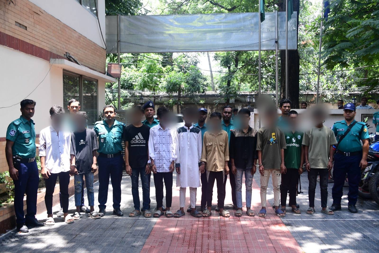 টিকটকের ক্যামেরা জোগাড়ের জন্য আলোকচিত্রী খুন; গ্রেপ্তার ১০