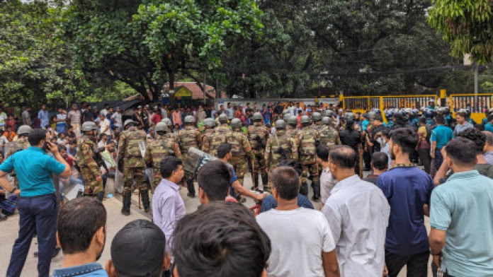 বনানীতে ব্যাটারিচালিত রিকশাচালকদের সড়ক অবরোধ