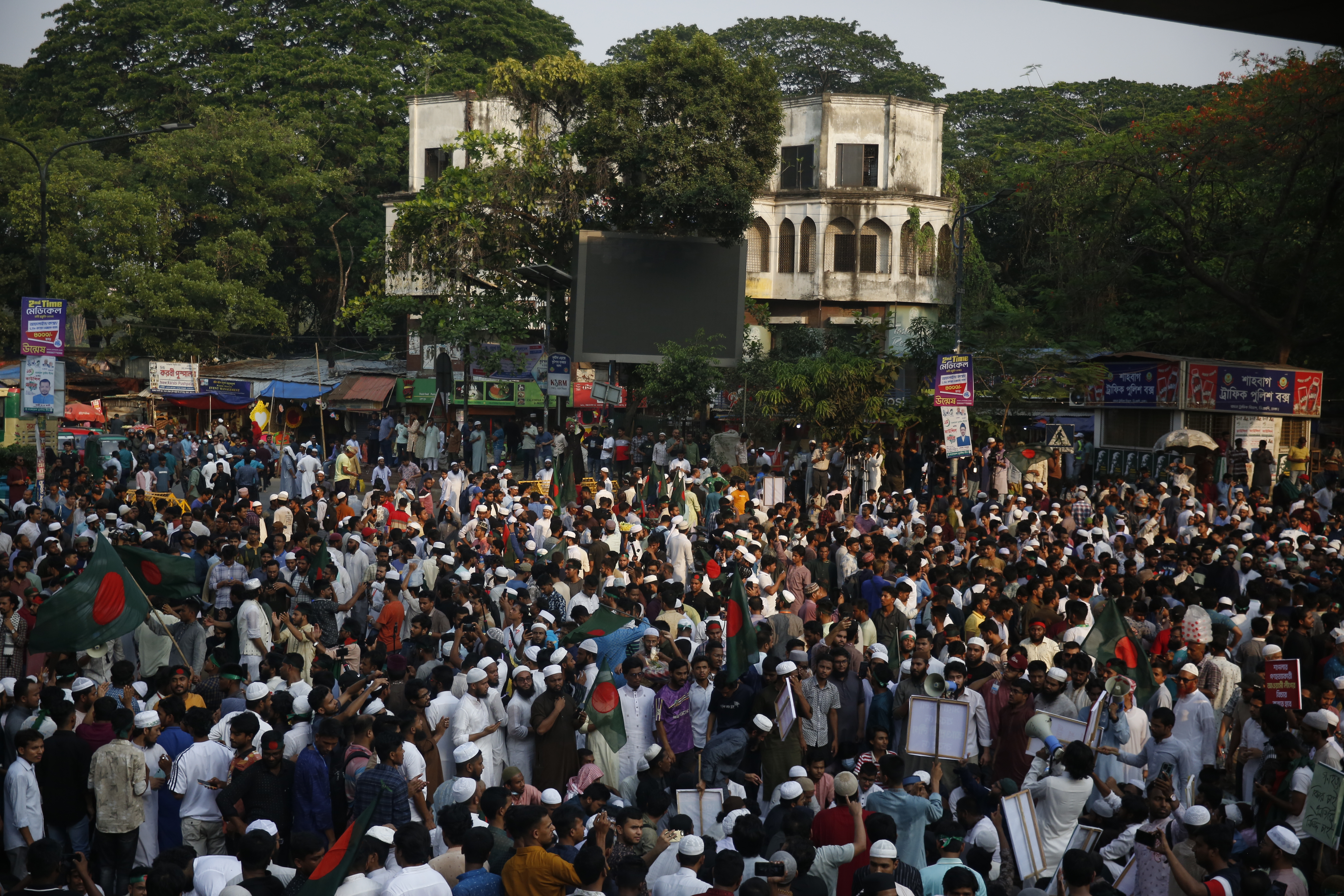 ‘ইন্টেরিমের কানে আমাদের কথা পৌঁছায় নাই’: আওয়ামী লীগ নিষিদ্ধের দাবিতে শাহবাগ অবরোধ