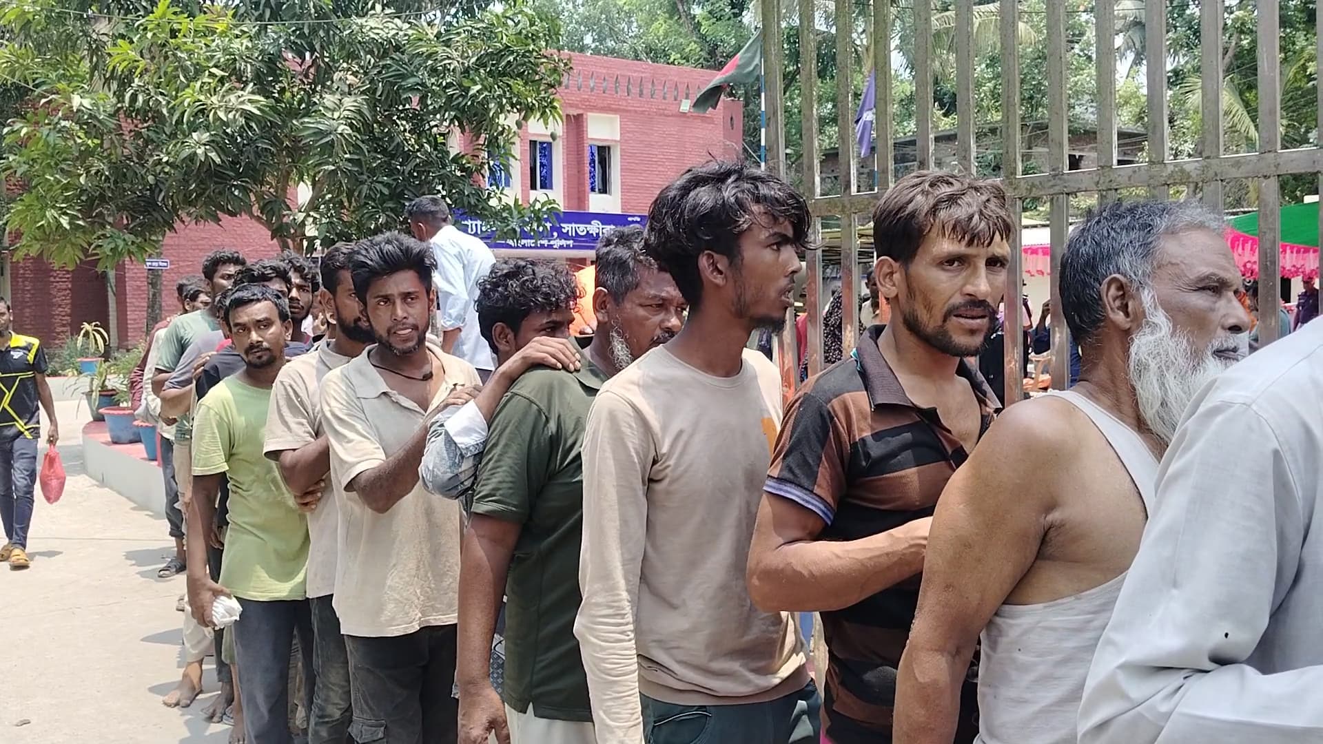 নির্মম নির্যাতনের পর ৭৮ জনকে সুন্দরবনের চরে ফেলে গেল বিএসএফ