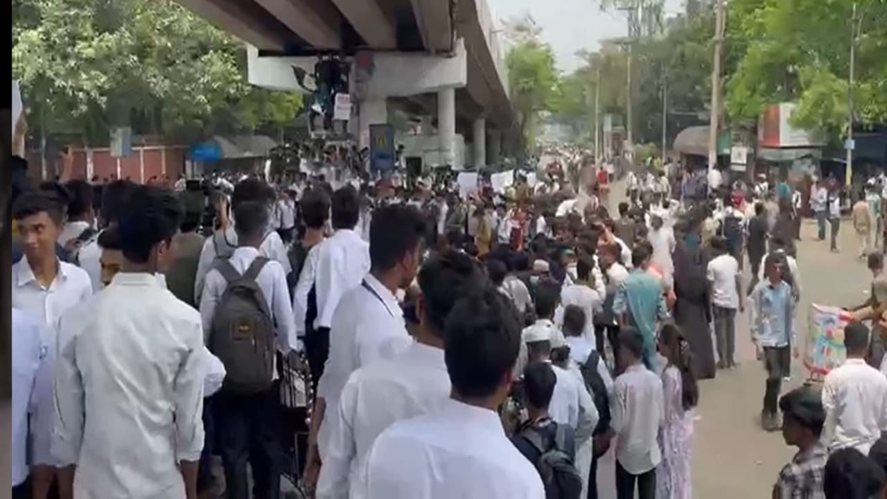 বিশ্ববিদ্যালয় প্রতিষ্ঠাসহ ছয় দাবিতে সাতরাস্তা মোড় অবরোধ করেছেন কারিগরি শিক্ষার্থীরা