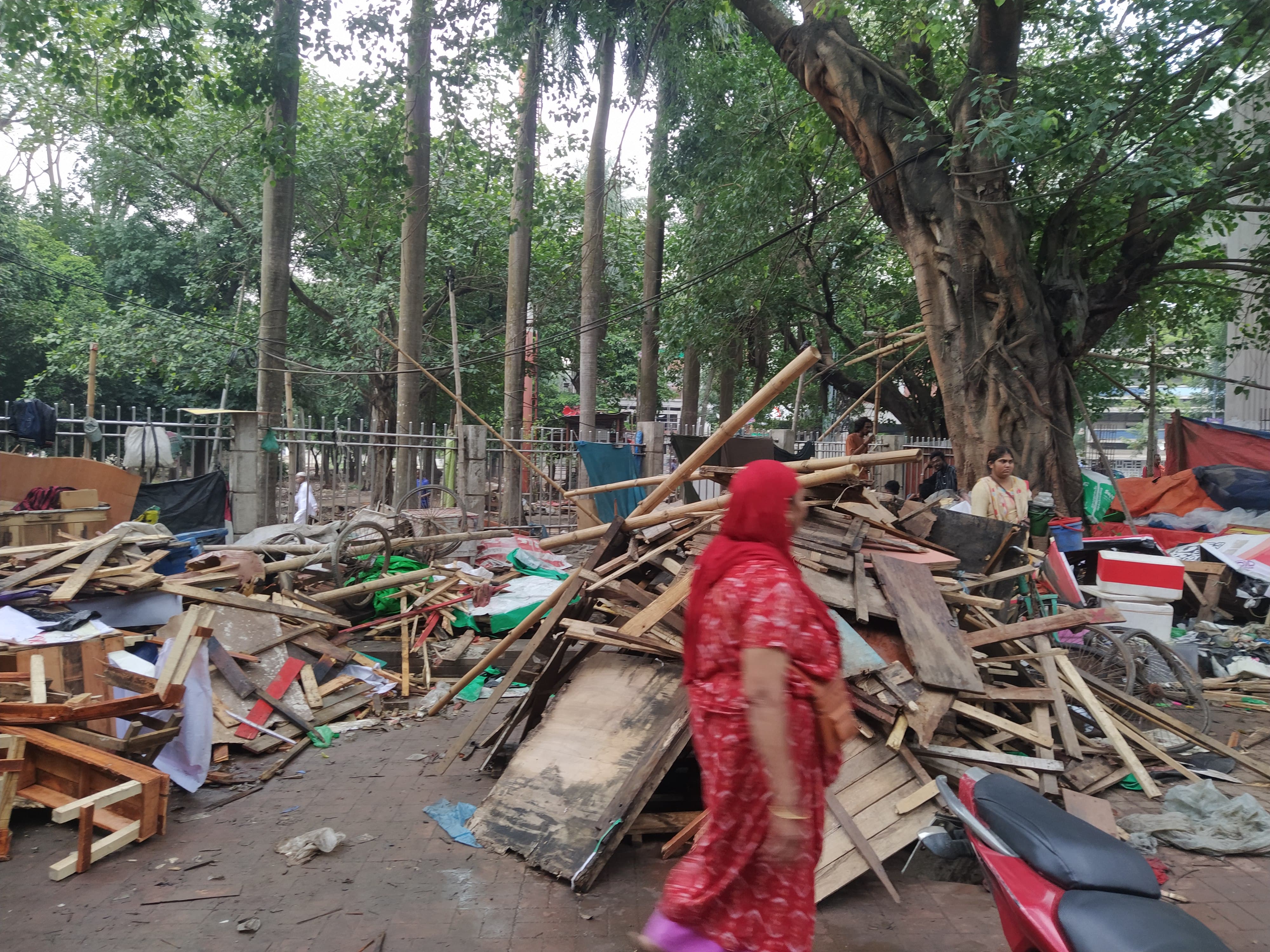 সোহরাওয়ার্দী উদ্যানে উচ্ছেদ অভিযান: ‘দেশের সৌন্দর্য করেন ঠিক আছে, একটা কর্মসংস্থান দেখান’