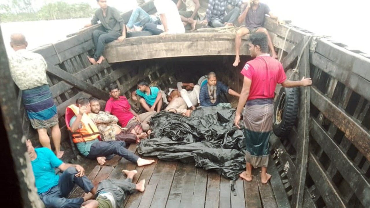 হাতিয়ায় ট্রলারডুবি: নিহত ১, নিখোঁজ ৭
