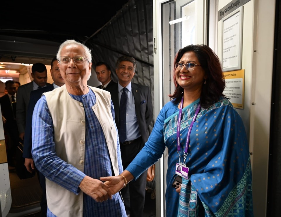 সরকারি সফরে লন্ডন পৌঁছেছেন অধ্যাপক ইউনূস