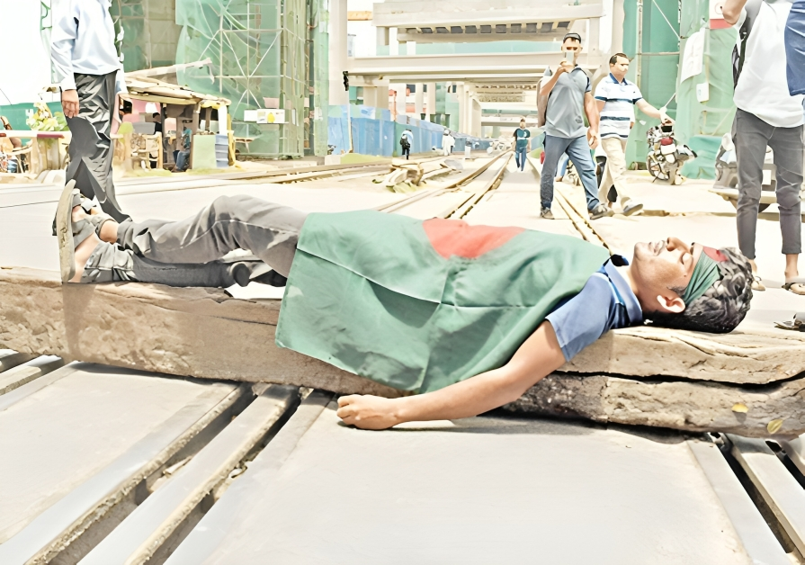 গত বছরের ১০ জুলাই: ইইউ রাষ্ট্রদূতের হেঁটে গন্তব্যে যাওয়া থেকে আদালতের স্থিতাবস্থার আদেশ