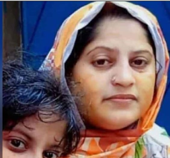 বেঁচে যাওয়া জুমজুম শোনে, তাঁকে নিতে আসা মা রজনী ইসলাম মারা গেছে
