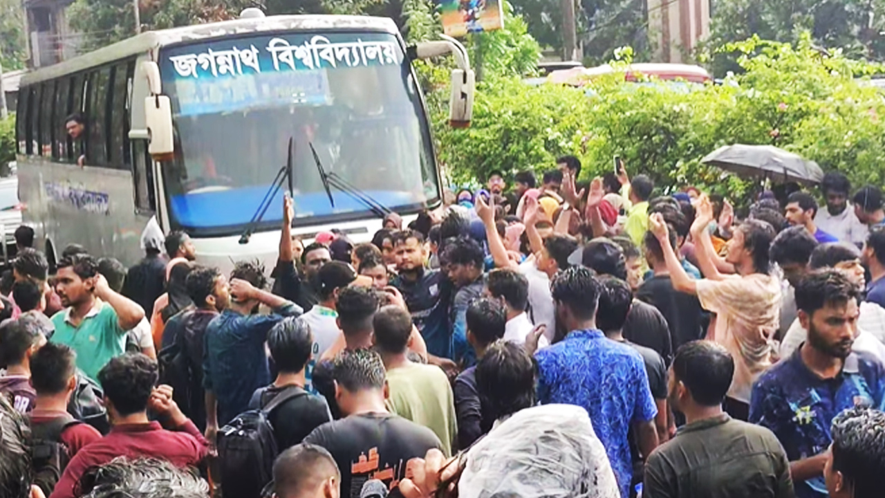 কাকরাইলে শিক্ষার্থীদের সড়ক অবরোধ, আন্দোলন চালিয়ে যাওয়ার ঘোষণা