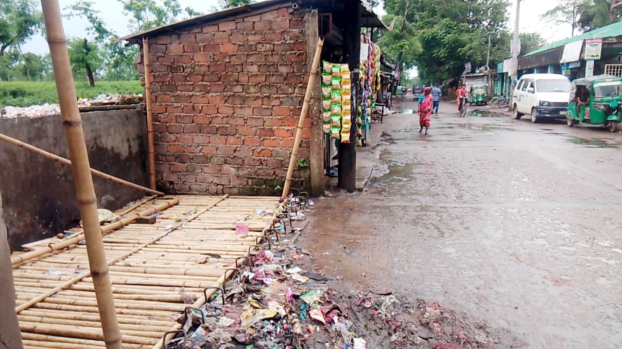 কমলগঞ্জে রাস্তার পাশের জমি দখল করে দোকানপাট, নালার মুখ বন্ধ