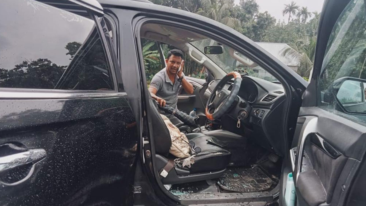 গোপালগঞ্জে পুলিশ ও ইউএনওর গাড়িতে হামলা