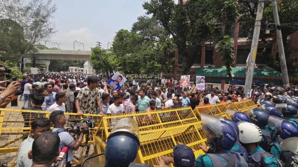 ইশরাককে মেয়র করার দাবিতে আয়োজিত লং মার্চে পুলিশি বাধা