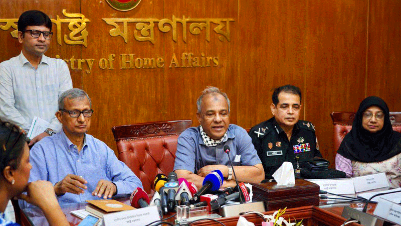 মে মাসেই গার্মেন্টসকর্মীদের ঈদ বোনাস, জুনের শুরুতে বেতন পরিশোধের নির্দেশ স্বরাষ্ট্র উপদেষ্টার