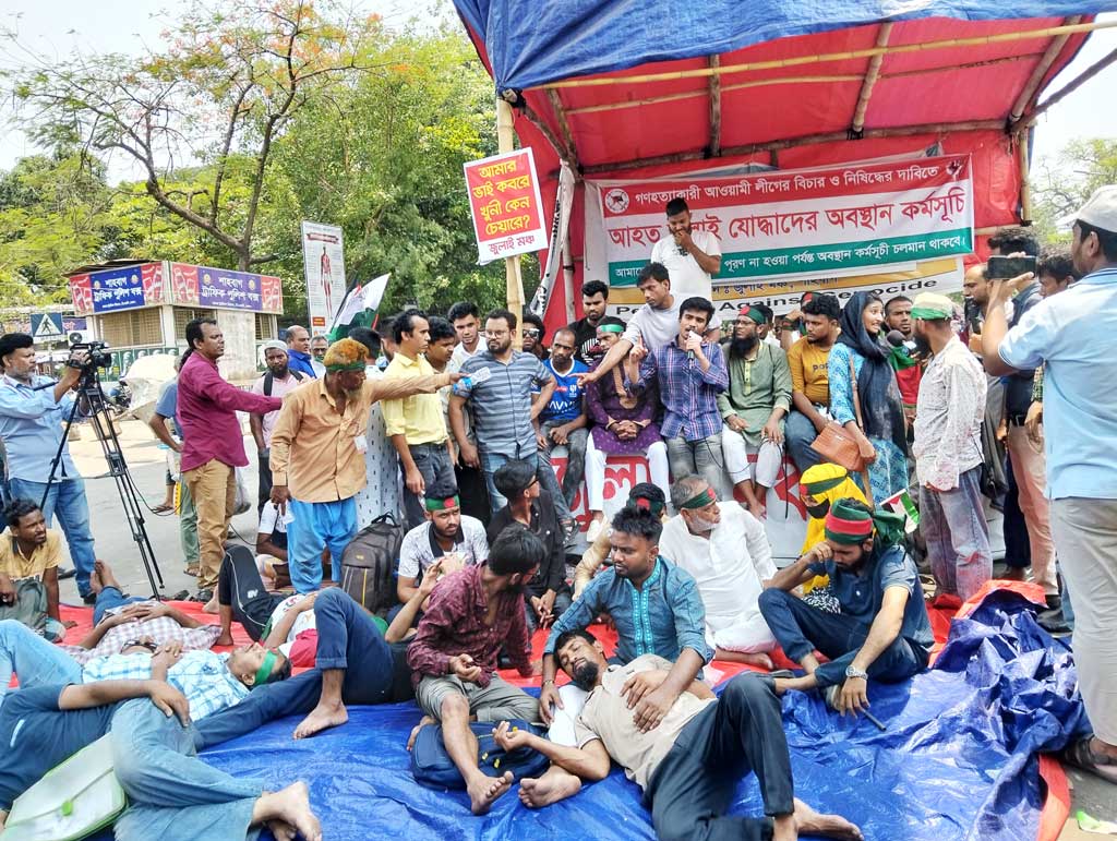 ৩ দফা দাবিতে শাহবাগ অবরোধ করেছেন জুলাইয়ে আহতরা