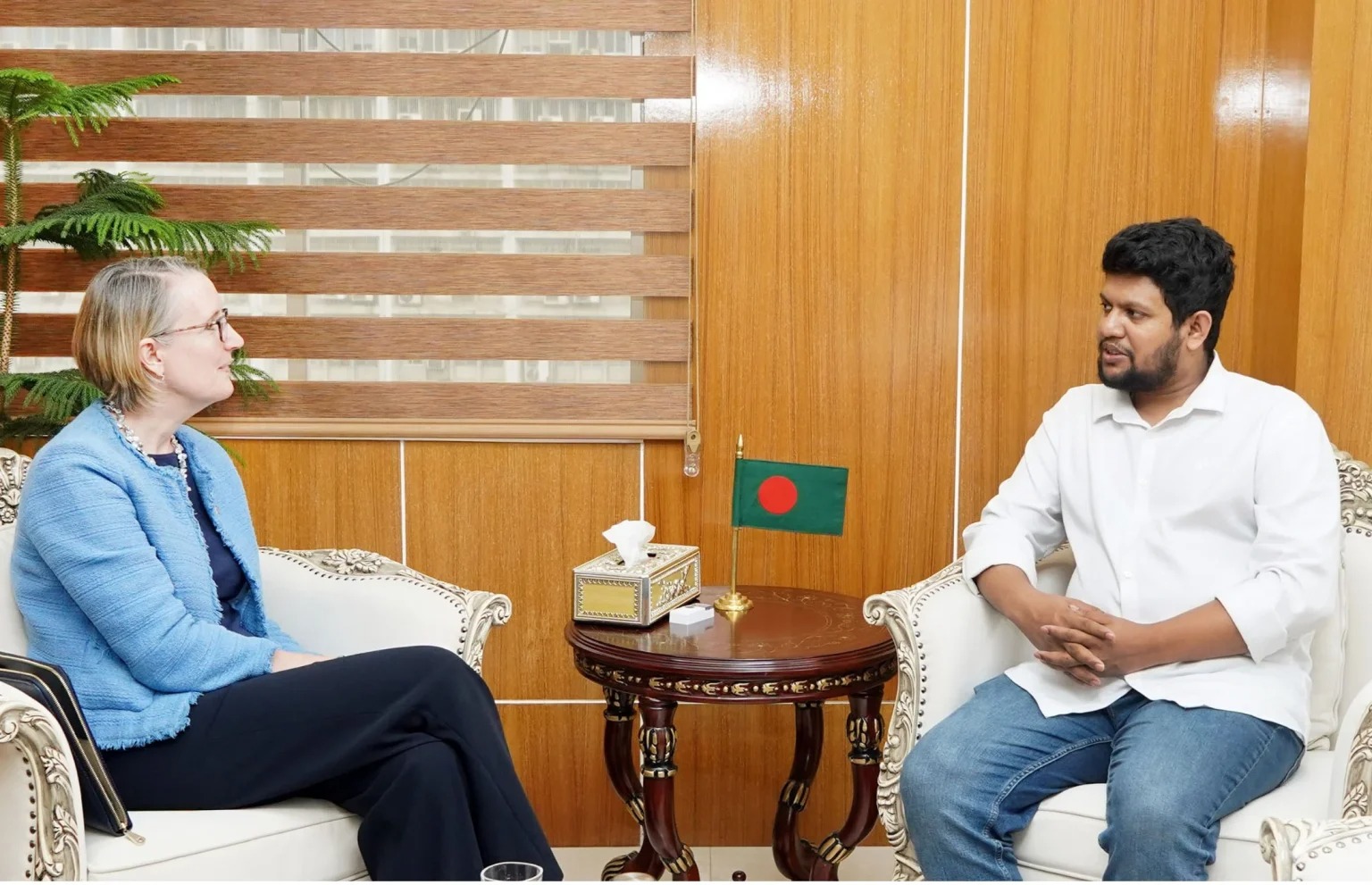 গণমাধ্যমের ওপর সরকারি হস্তক্ষেপ নেই: যুক্তরাজ্যের হাইকমিশনারের সঙ্গে সাক্ষাতে মাহফুজ আলম