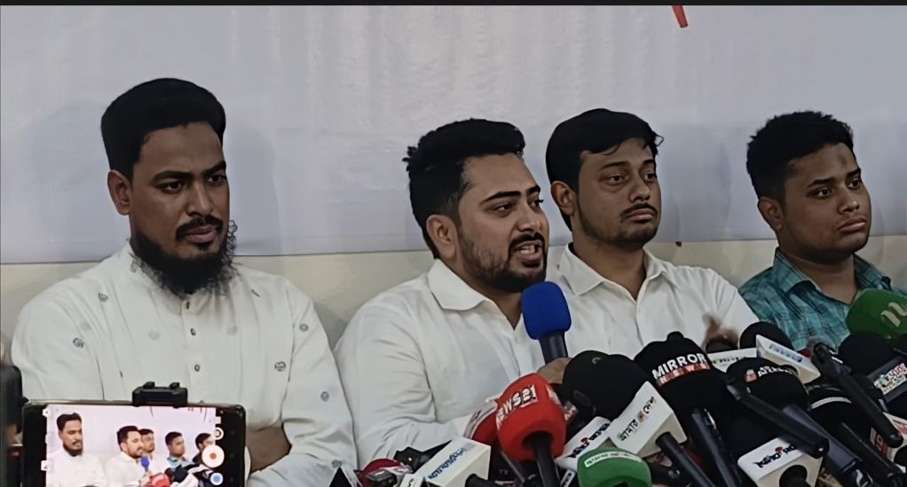 রাজনৈতিক বিষয়ে সিদ্ধান্ত দেওয়া সেনাবাহিনীর কাজ নয়: নাহিদ ইসলাম
