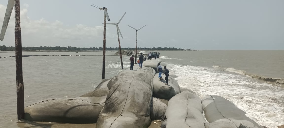 কক্সবাজার উপকূলে ভাঙা বেড়িবাঁধ দিয়ে পানি ঢুকছে, পাহাড়ধসের আশঙ্কা