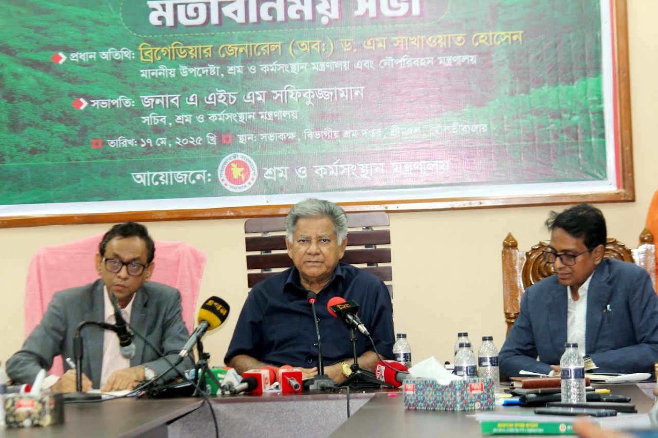 চা-শ্রমিকদের মজুরি ও জীবনমান উন্নয়নে আশ্বাস শ্রম উপদেষ্টার
